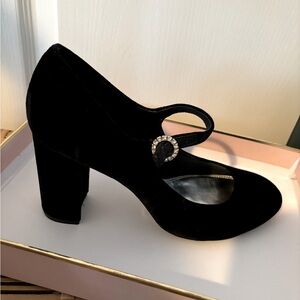 Like New Kate Spade black ‚Marlene’ heels. Only worn once inside for photos.